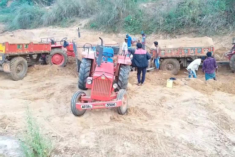 జంగారెడ్డిగూడెంలో అక్రమ ఇసుక తరలింపుపై చర్యలు తీసుకోండి!