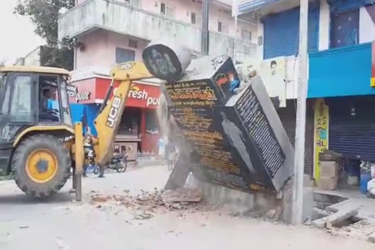 சாலையோர கல்வெட்டுகள், கொடிக்கம்பங்களை அகற்றும் பெருநகராட்சி