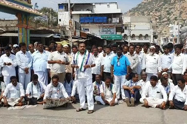 ysrcp protest to condemn attack on MP Nandigama Suresh