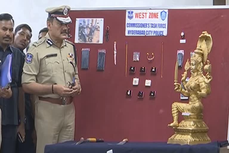 4 held for trying to sell Durga idol