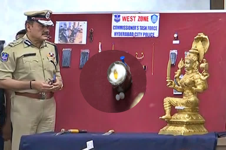 Four held for trying to sell Durga idol, Four held for trying to sell Durga idol and Nagamani, trying to sell Durga idol and Nagamani in Hyderabad, ದುರ್ಗದೇವಿ ವಿಗ್ರಹ ಮಾರಾಟ ಮಾಡಲು ಯತ್ನ, ನಾಗಮಣಿ ಕಲ್ಲು ಮತ್ತು ದುರ್ಗದೇವಿ ವಿಗ್ರಹ ಮಾರಾಟ ಮಾಡಲು ಯತ್ನ, ಹೈದರಾಬಾದ್​ನಲ್ಲಿ ನಾಲ್ವರು ಆರೋಪಿಗಳು ಬಂಧನ,