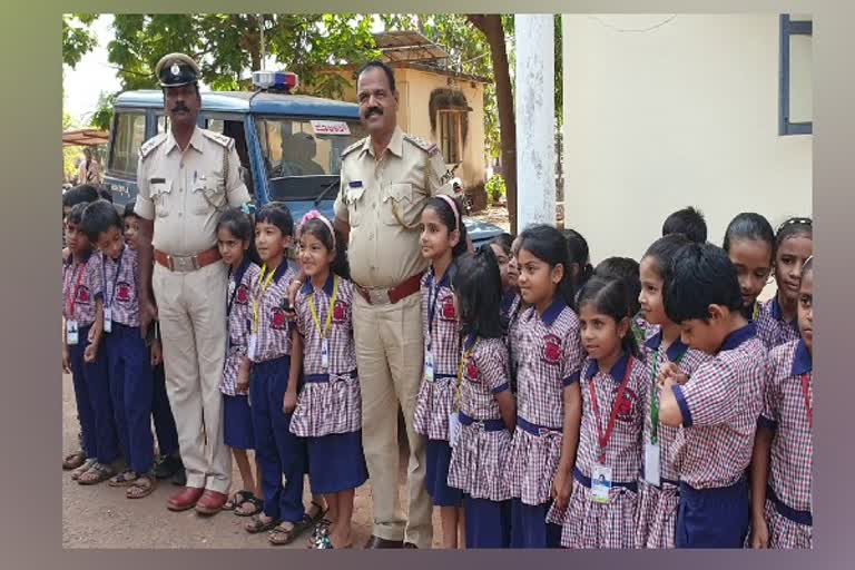 bhatkala-police-visits-to-anjuman-noor-mountiesary-school-for-programme