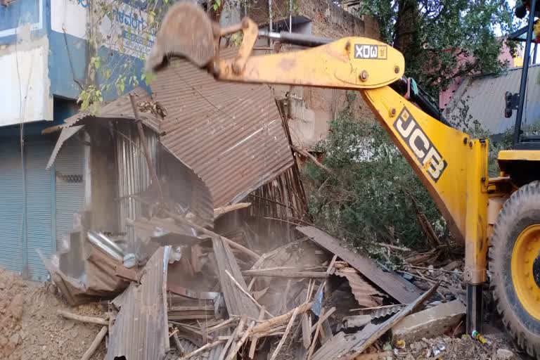 Clearance of illegal buildings in Kamaripete by municipality