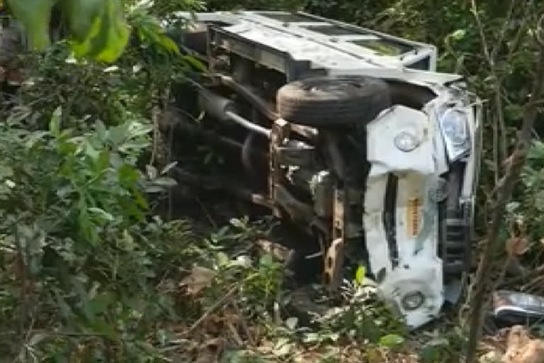 കണ്ണൂർ വാഹനാപകടം  ഇരിട്ടിയില്‍ ജീപ്പ് മറിഞ്ഞു  കോളിക്കടവില്‍ അപകടം  accident at kannur  Two injured as jeep falls out of control  accident at kolikadavu