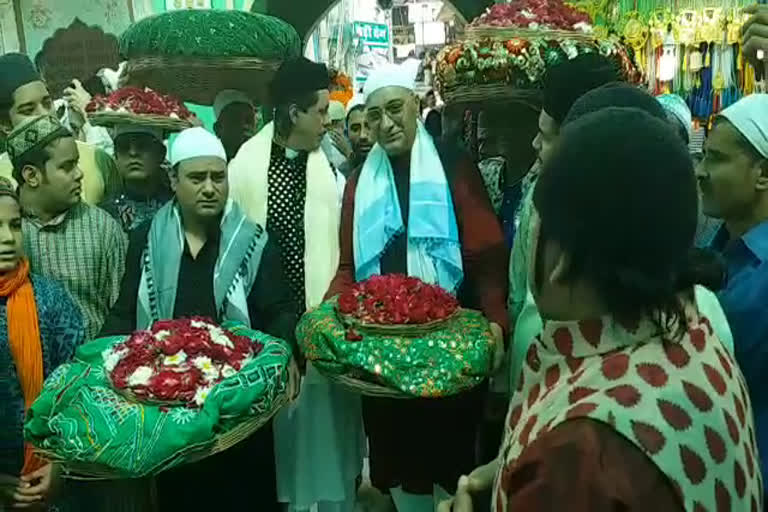 Khwaja's Dargah in ajmer, बॉलीवुड की ओर से चादर पेश