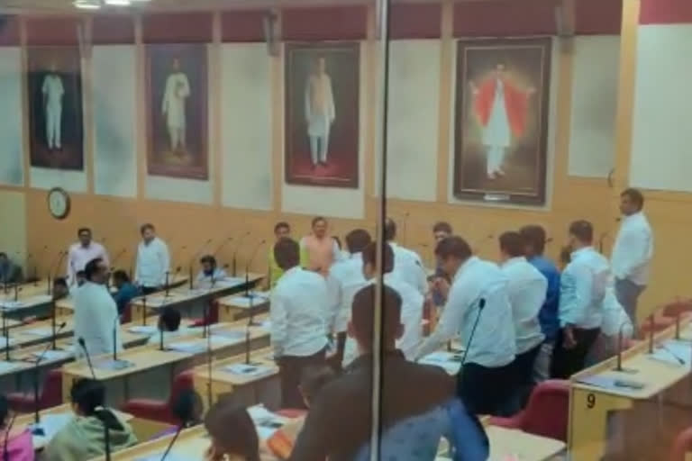 bjp and shiv sena corporator clash in pimpri chinchwad municipal corporation general body meeting