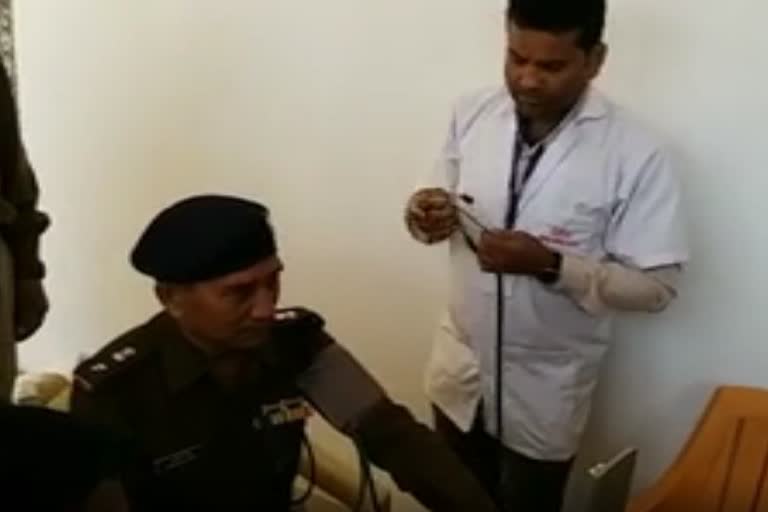 स्वास्थ्य मेले में पुलिस अधिकारियों का किया गया स्वास्थ्य परीक्षण