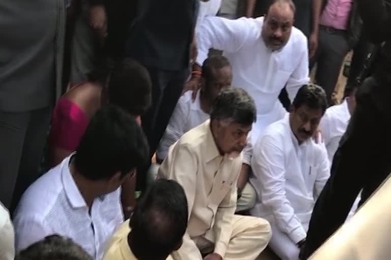 chandrababu sitting on the road at the vizag airport