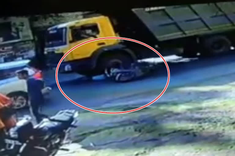 Dumper and two-wheeler accident in hadapsar  area of Pune