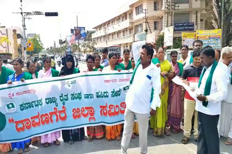 Farmers' union protests against Patil Yatnal, MLA at davanagere