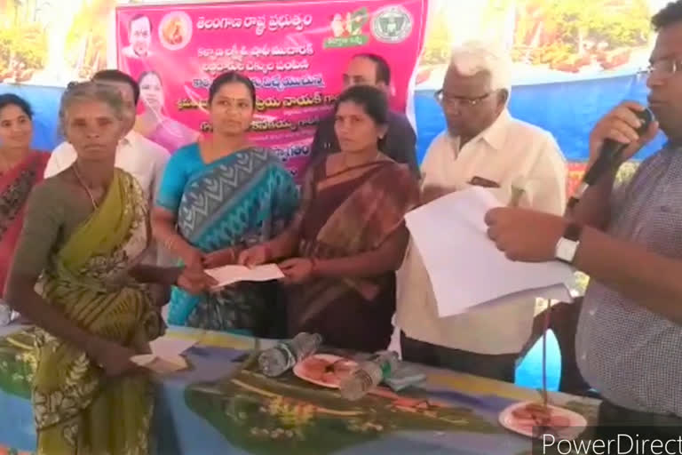 టేకులపల్లిలో కల్యాణ లక్ష్మీ చెక్కుల పంపిణీ