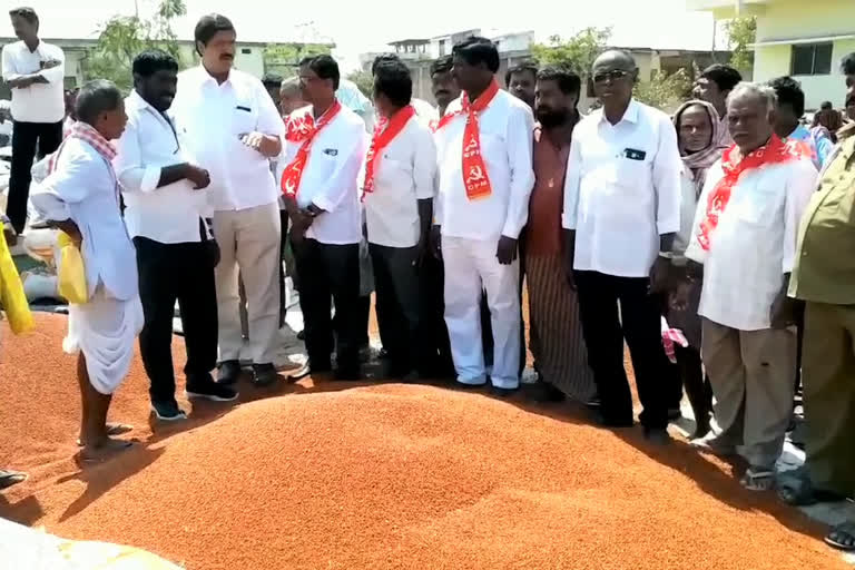 మోత్కూరు మార్కెట్​ యార్డులో రైతుల ఆందోళన