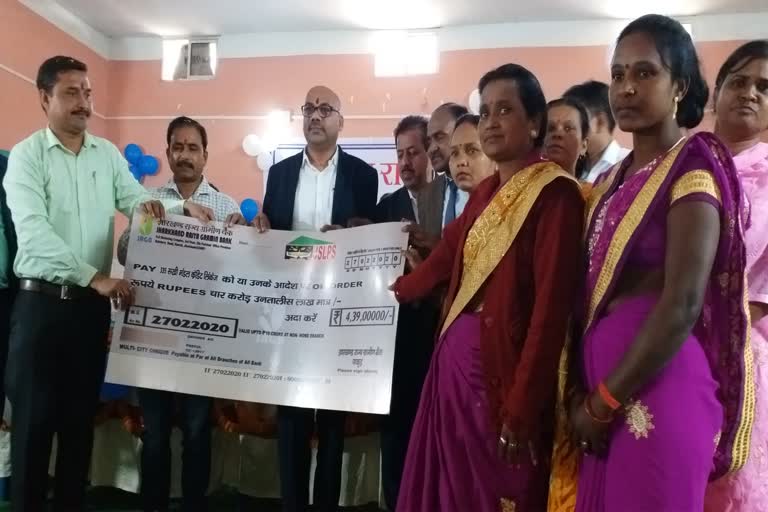 4.39 crores given to rural women at mega loan camp in Pakur