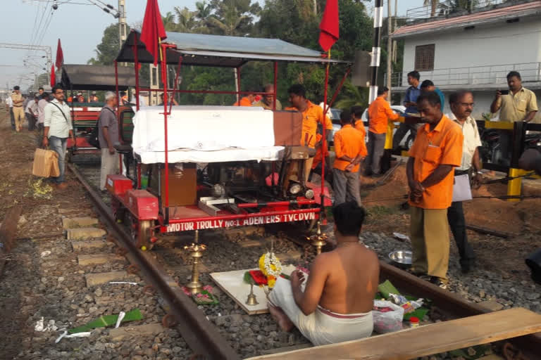 ആലപ്പുഴ  റയിൽവേ പാളത്തിൽ പൂജ  POOJA_IN_RAILWAT_TRACK_  POOJA_IN_RAILWAT_TRACK_AMBALAPPUZHA  AMBALAPPUZHA