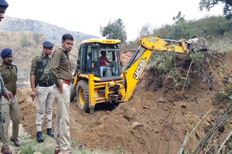 Ramgarh SP closed many illegal coal mines tunnels in Damodar river banks