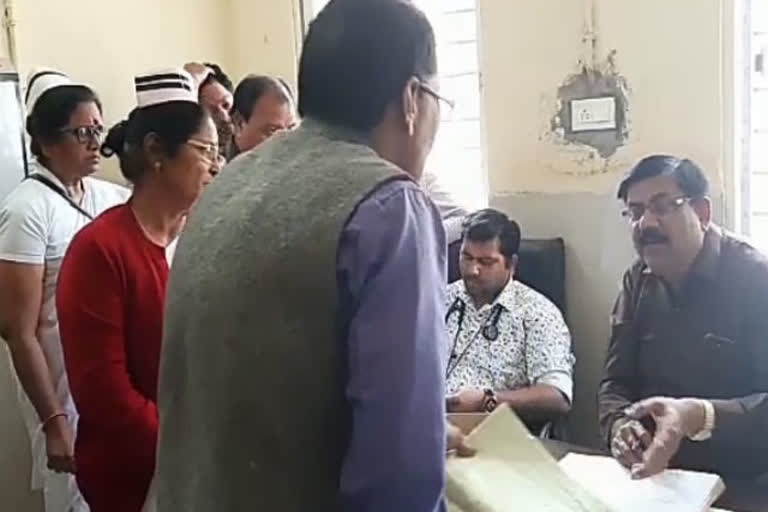 district-medical-officer-did-surprise-inspection-of-district-hospital-in-rajgarh