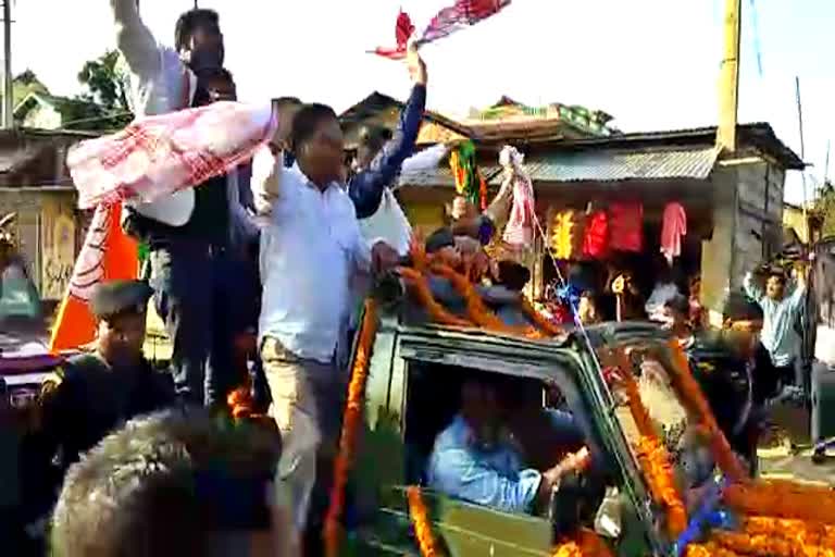 প্ৰতিবাদকাৰীৰ ক'লা পতাকাৰ প্ৰত্যুত্তৰ গামোচাৰে দিলে ৰঞ্জিত দাসে