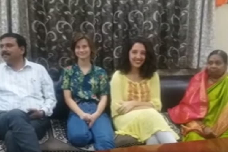 foreign women are living in the   Maharashtrian family and are learning Marathi In Aurangabad