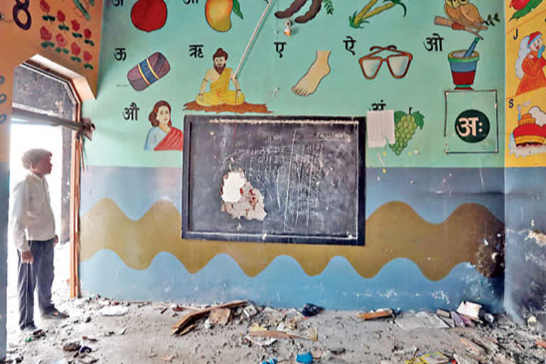 Violence And Riots in new delhi protesters collapsed schools in the city