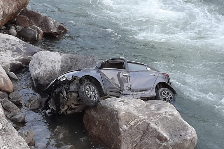 A car collided with cars in Kullu fell in the river