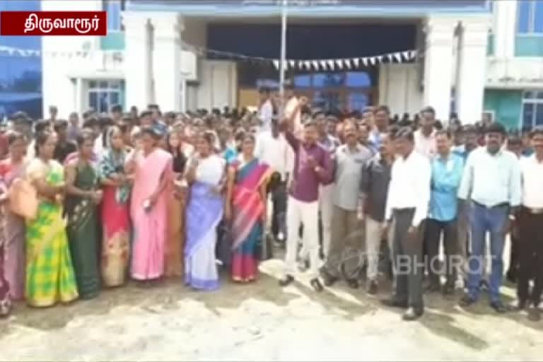 nannilam university students protest supporting to guest lecture  நன்னிலம் பாரதிதாசன் உறுப்புக்கல்லூரி போராட்டம்  திருவாரூர் செய்திகள்