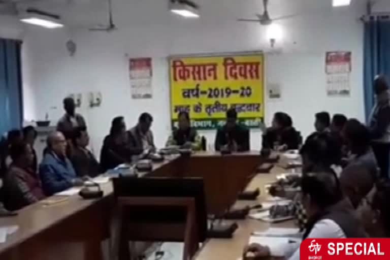 किसानों को नहीं मिल रहा फसल बीमा योजना का लाभ