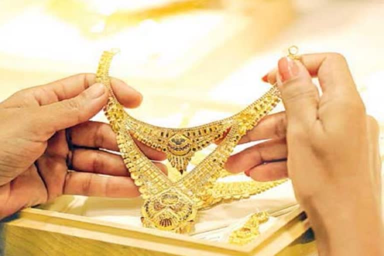 Gold slumps Rs 222 on weak global cues