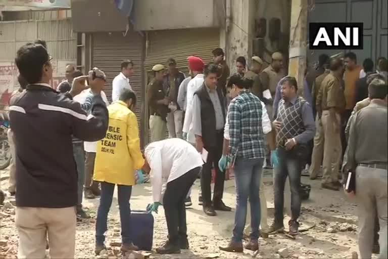 ഡൽഹി അക്രമം  Delhi violence: Forensic team collects evidence from suspended AAP councillor's factory  AAP  ആം ആദ്മി  ഫോറൻസിക് സംഘം തെളിവുകൾ ശേഖരിച്ചു  Delhi violence