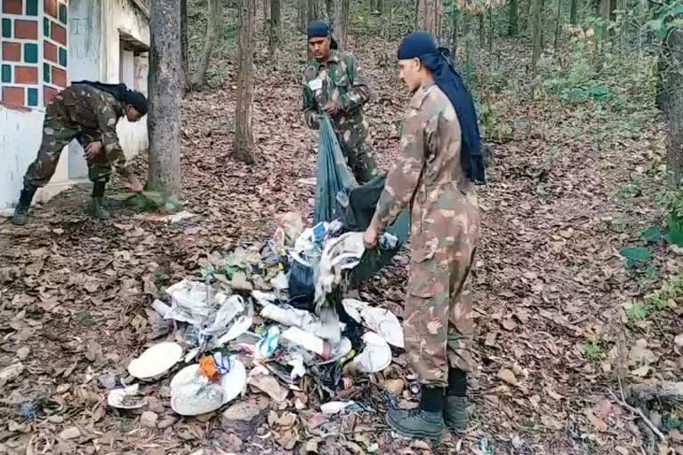 BSF jawans launched cleanliness drive in Chechero Park in koderma