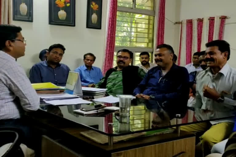 SDM holds a meeting of sanitation workers in hoshangabad