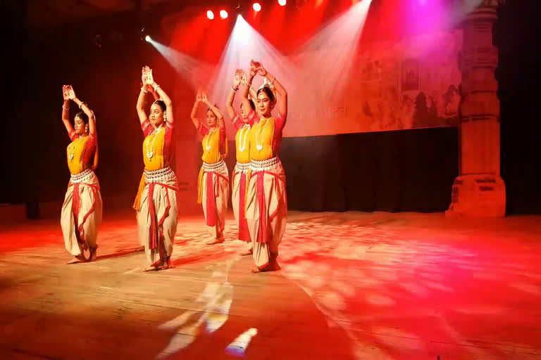 stunning-performance-of-odissi-dance-directed-by-ratikant-mahapatra-bhopal