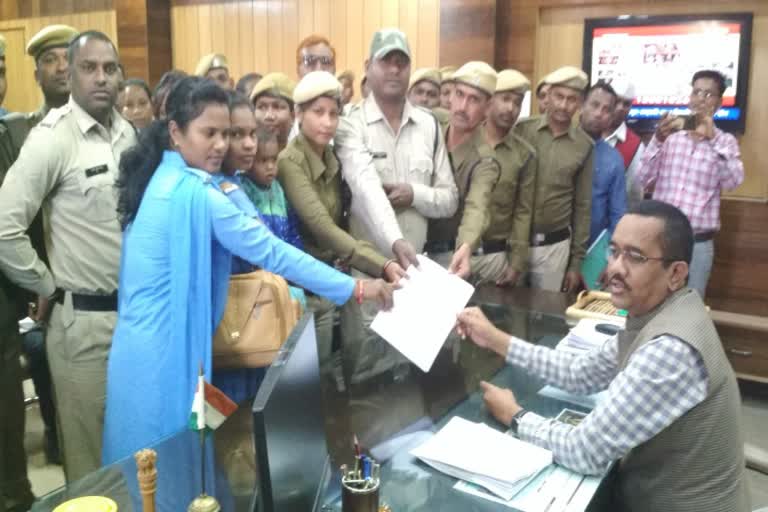 Home gaurds submitted memorandum to collector in gariaband