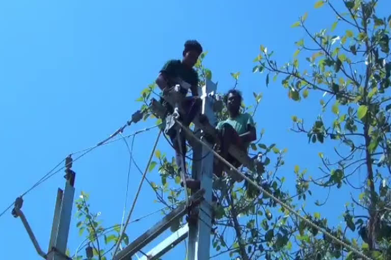 Contract workers of cseb working without safety in korba