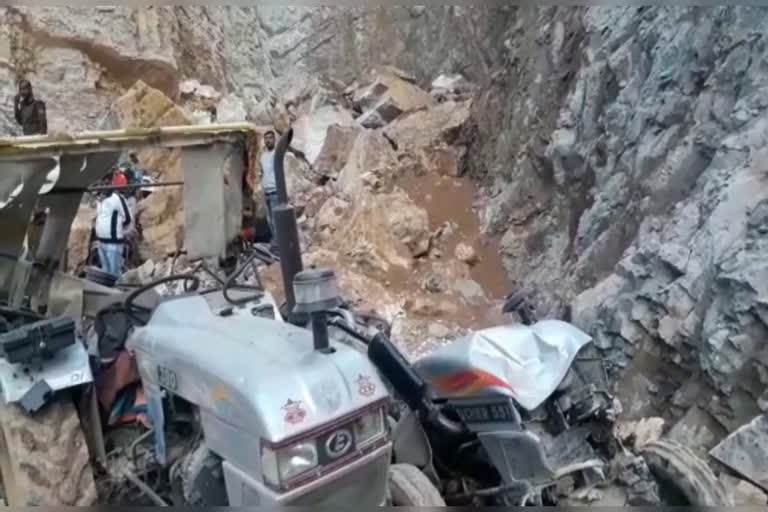 quarry workers up accident  Sonbhadra mine accident news  NDRF in UP news  4 labourers feared trapped  സോന്‍ഭദ്ര ക്വാറി അപകടം  ദേശീയ ദുരന്ത നിവാരണ സേന  മുഖ്യമന്ത്രി യോഗി ആദിത്യനാഥ്