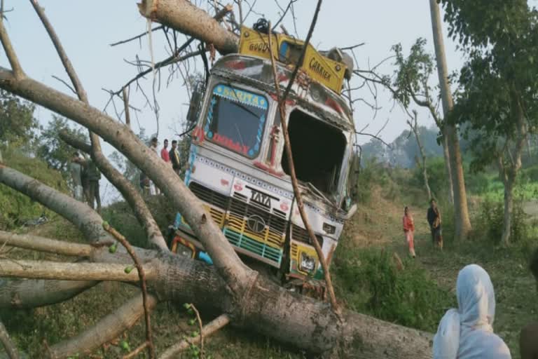 Cleaner dies due to uncontrolled high speed truck overturning in balaghat