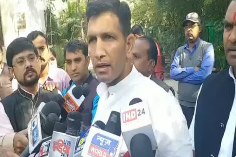 Jitu Patwari lashes out at former minister Umashankar Gupta for opposing smart city project