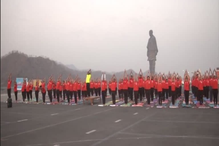 Surya Namaskar  Leap Day-2020  Sun Salutations  Kevadia  Statue of Unity  അധിവര്‍ഷം ഇന്ന്: ഏകതാ പ്രതിമയ്ക്ക് മുന്നില്‍ പ്രത്യേക സൂര്യ നമസ്‌കാരം  വഡോദര യോഗികേതനിൽ നിന്നുള്ള 182 യോഗ പരിശീലകരാണ് സൂര്യ നമസ്കാരം നിര്‍വഹിച്ചത്