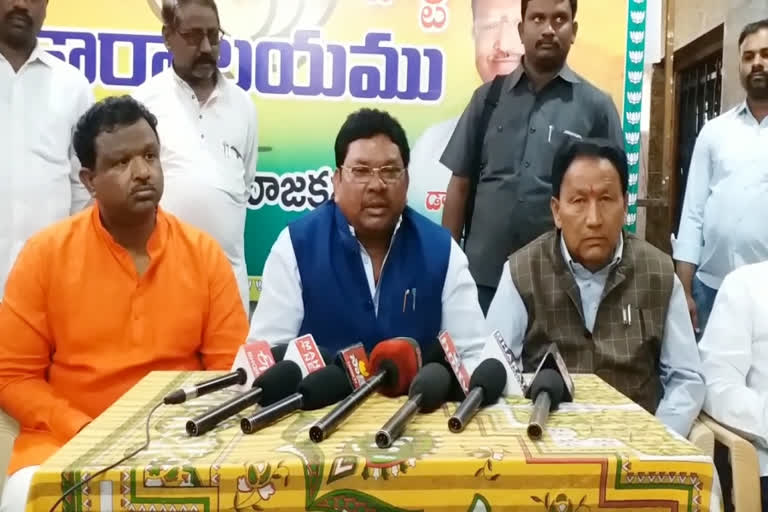 trs government failing to the election promises mp soyam bapurao comment