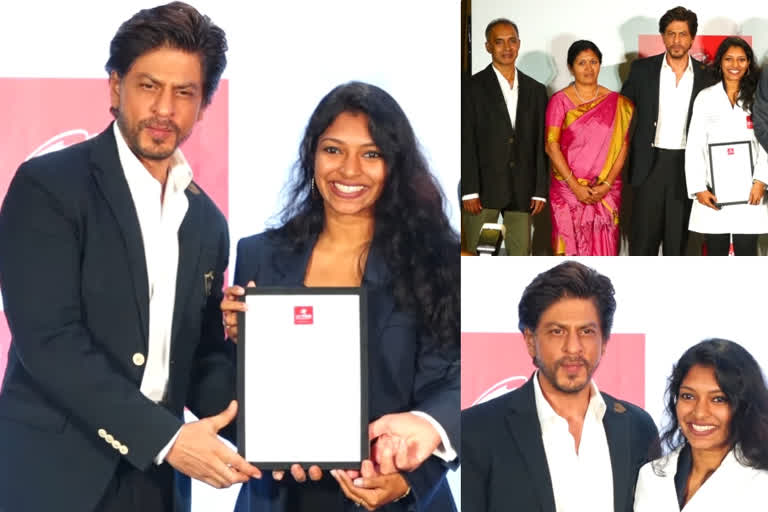 SHAHRUKH KHAN  Shah Rukh Khan Presents Scholarship Worth Rs. 95,00,000 To A Student From Kerala  Shah Rukh Khan Presents Scholarship  Shah Rukh Khan Scholarship Worth Rs. 95,00,000  കിങ് ഖാന്‍റെ പേരിലുള്ള സ്കോളര്‍ഷിപ്പ് സ്വന്തമാക്കി തൃശൂര്‍ സ്വദേശിനി; വീഡിയോ ഏറ്റെടുത്ത് സോഷ്യല്‍മീഡിയ  കിങ് ഖാന്‍റെ പേരിലുള്ള സ്കോളര്‍ഷിപ്പ് സ്വന്തമാക്കി തൃശൂര്‍ സ്വദേശിനി  ദി ഷാരൂഖ് ഖാന്‍ ലാ ട്രോബ് യൂണിവേഴ്സിറ്റി സ്കോളര്‍ഷിപ്പ്  ഷാരൂഖ് ഖാന്‍  ഷാരൂഖ് ഖാന്‍ സ്കോളര്‍ഷിപ്പ് കൈമാറുന്നു