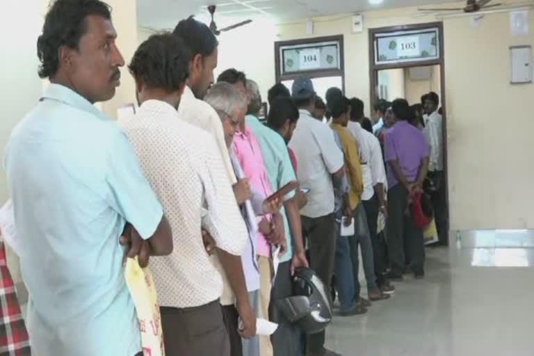 The term of the MV Act expires: Crowds of applicants gather at the RTO office