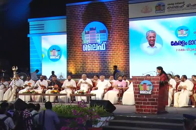 Soil on the porch of the poor  Chief Minister announces life plan during opposition boycott  പ്രതിപക്ഷ ബഹിഷ്കരണത്തിനിടെ ലൈഫ് പദ്ധതി പ്രഖ്യാപനം നിർവ്വഹിച്ച് മുഖ്യമന്ത്രി  പിണറായി വിജയൻ