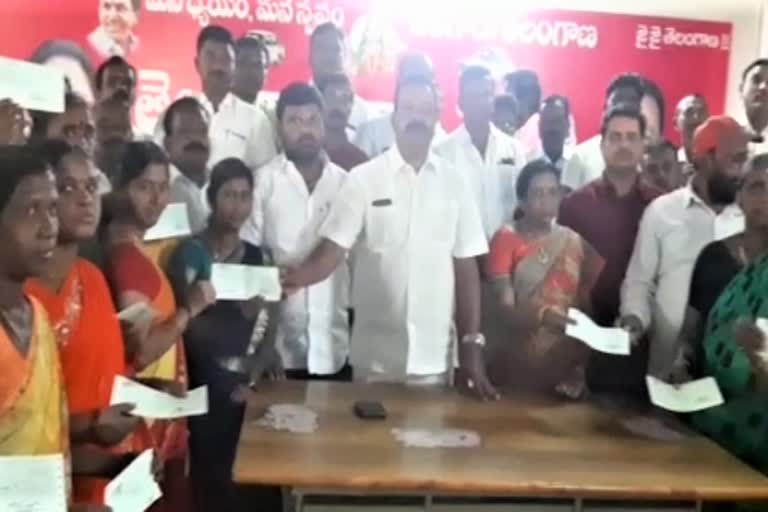 MLA Vidyasagar Rao distribute Kalyana Lakshmi checks