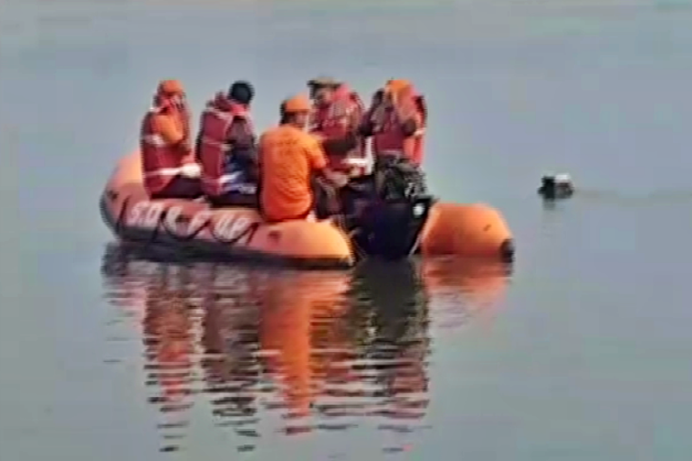 ndrf-and-sdrf-team-recovered-body-of-a-woman-from-ganga-river-in-chandauli