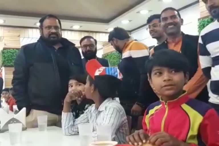 Vipul Goyal has lunch at hotel with children from Slum Basti