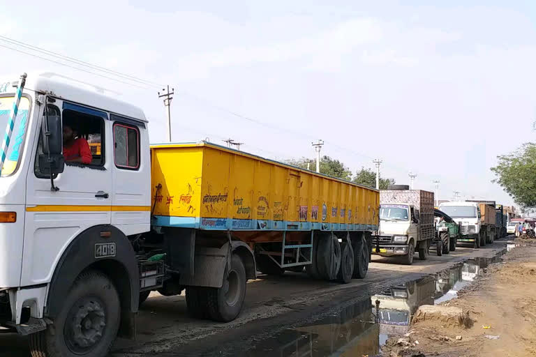 traffic jam at badakali chowk in nuh