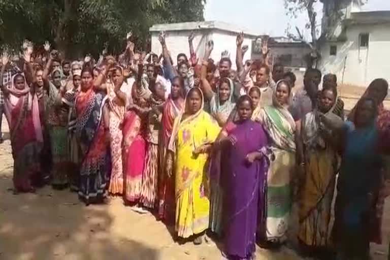 Giridih Electricity Department, demonstration of electricity consumers, disrupted power supply in Giridih, गिरिडीह बिजली विभाग, बिजली उपभोक्ताओं का प्रदर्शन, गिरिडीह में बिजली आपूर्ति बाधित