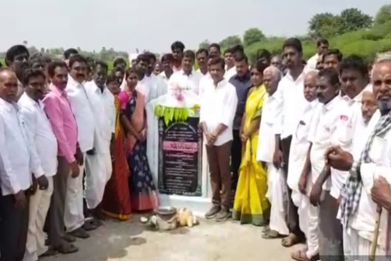 mla gadari kishore prizes cm kcr in suryapet