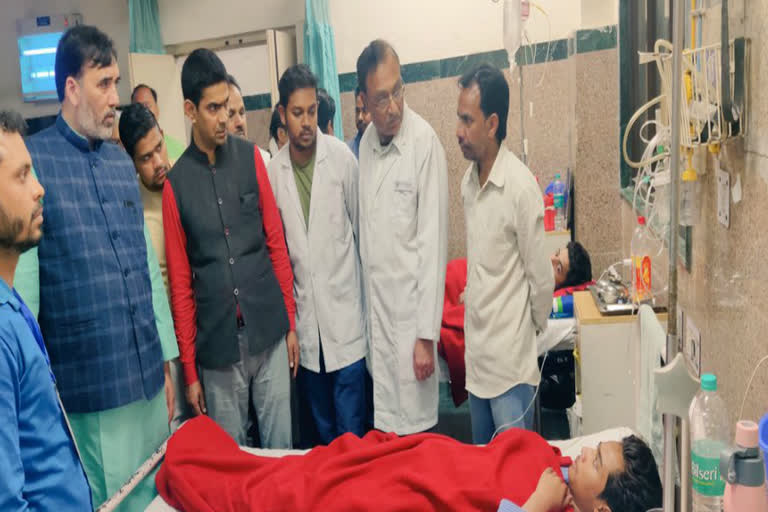 gopal rai met patients of delhi violence at gtb hospital in delhi