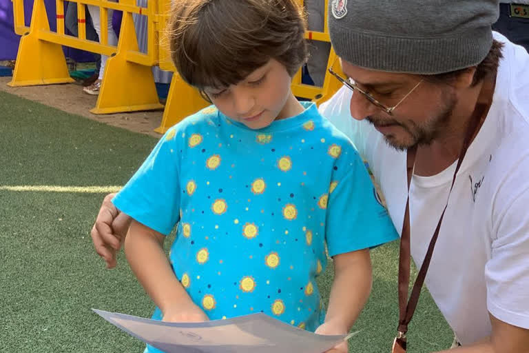 shahrukh khan, shahrukh khan news, shahrukh khan updates, shahrukh khan shares photo on social media, shahrukh khan shares adorable sketch, SRK shares adorable sketch scribble by AbRam, शाहरुख खान, शाहरुख खान ने बेटे की पेंटिंग की शेयर, अबराम खान, अबराम खान ने बनाई पेंटिंग