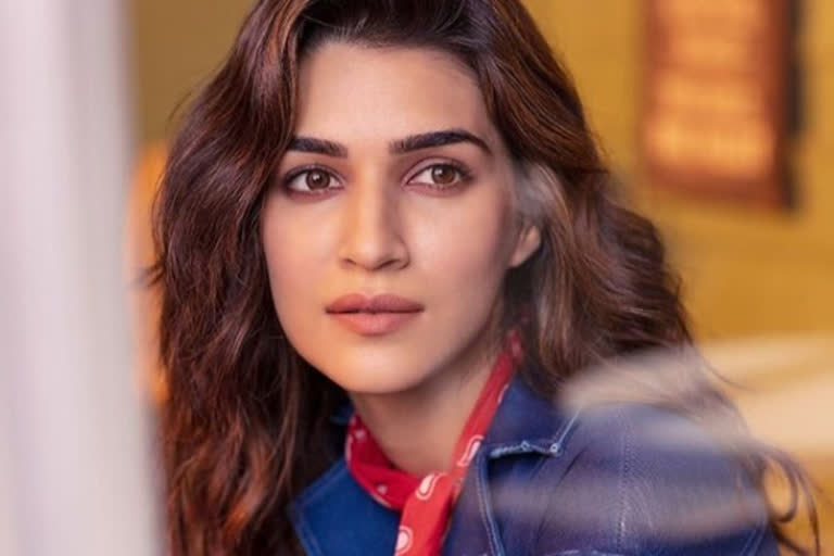 Kriti Sanon flaunts with Tatoo on her shoulder, is the hint of love interest?